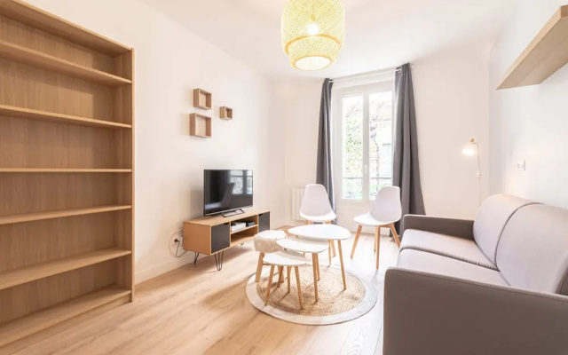 Luminous and Design Appt Close to Paris