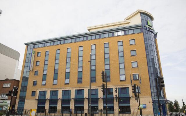 Отель Holiday Inn Express London Stratford вид на фасад