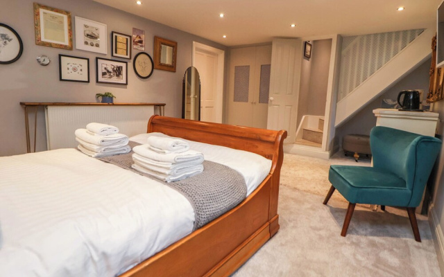 Ismay Lounge Apartment- Titanic Interest