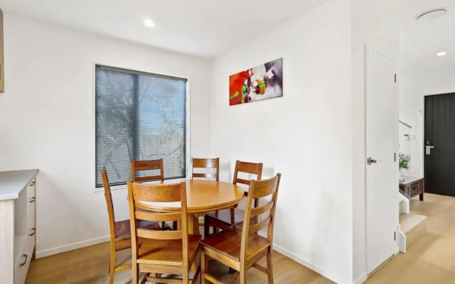 Gorgeous Three Bedroom Home with Free Parking