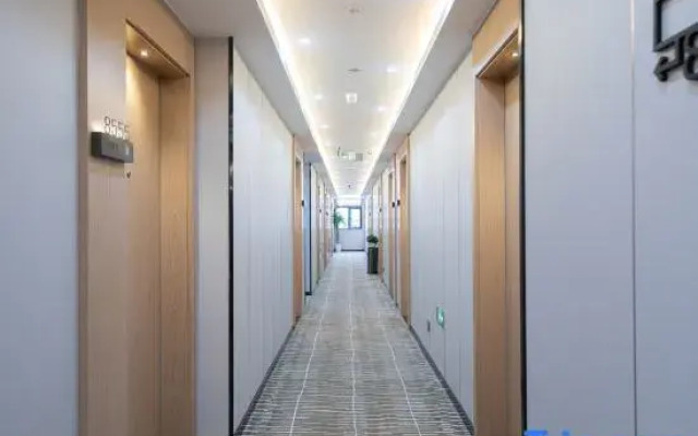Super 8 Hotel (Beijing Chongwenmen Tongren Hospital)