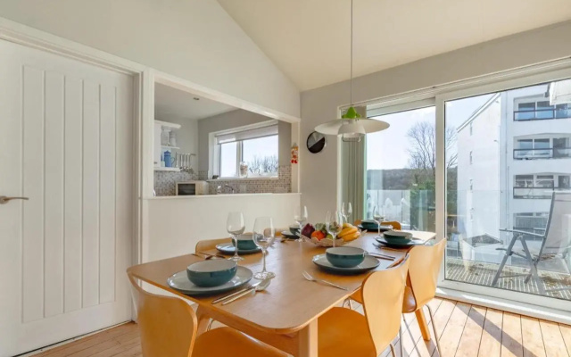 11 Captains Walk