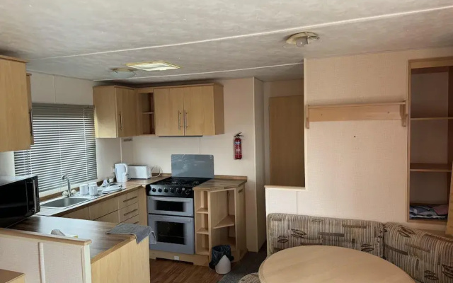 3 Bed Caravan - Sleeps 6 - Pets - Parking - Wifi