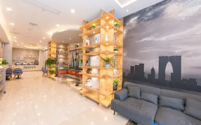 Ibis Styles Hotel (Yangchenghu Zhonglu Metro Station)