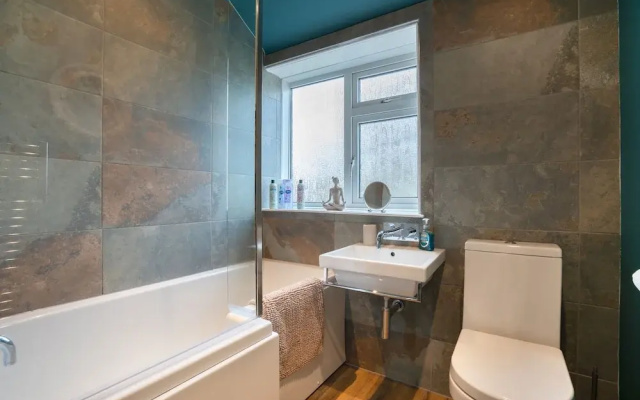 Large-2 Bed House-free Parking