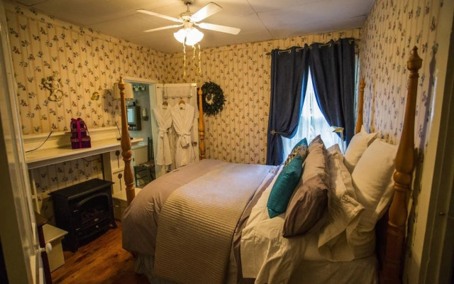 Niagara On The Lake Historic Rental Cottage