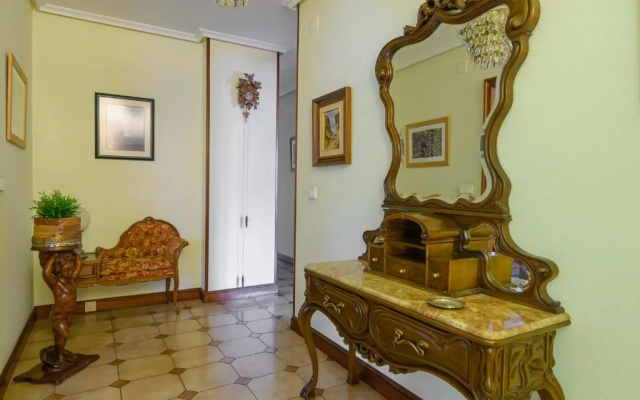 Casa marinera con piscina y jardín.
