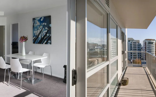 Bianco Off Queen Apartments