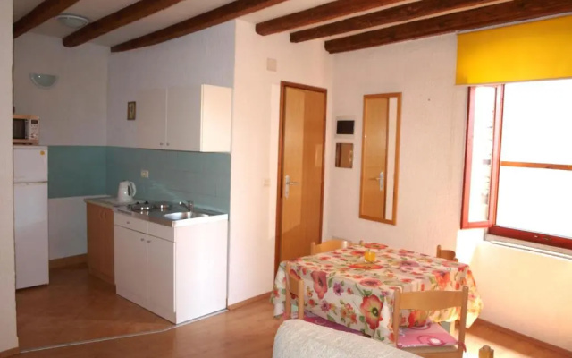 Apartment 52