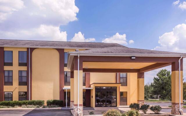 Отель Howard Johnson Express Inn Spartanburg - Expo Center вид на фасад