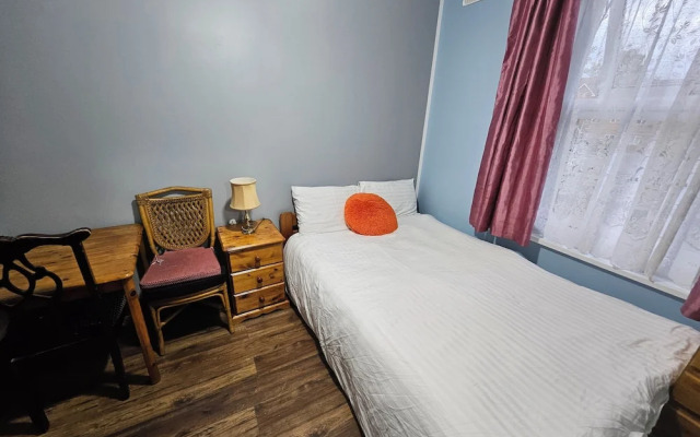 SnoozeDen Wellesley – Near to Slough Station