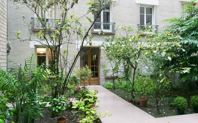 Отель Sochic Suites Paris Parc Des Expositions вид на фасад