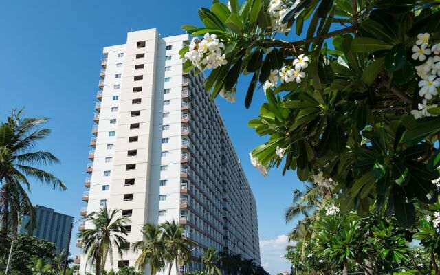 Отель Jomtien Beach Condominium Паттайя вид на фасад