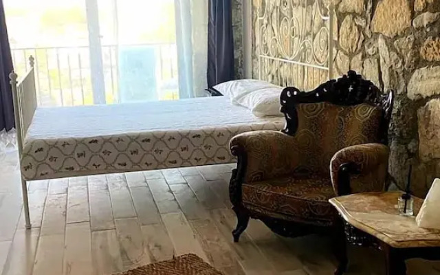 Nur Karen Taş Konak
