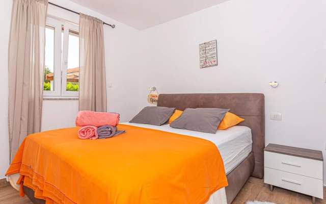 Awesome Home in Brodarica with Hot Tub, WiFi & 6 Bedrooms