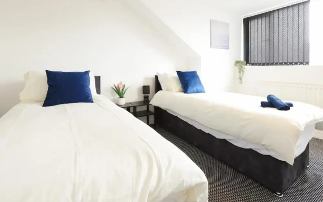 House-sleeps8-parking-garden