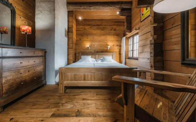 4BR Traditional Chalet BBQ + Fireplace + View