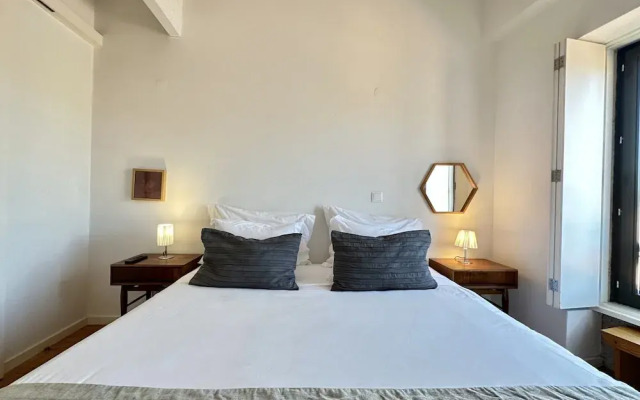 Charming 2-bedroom Apartment in Porto