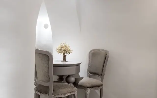 Oia Treasures Art Suites