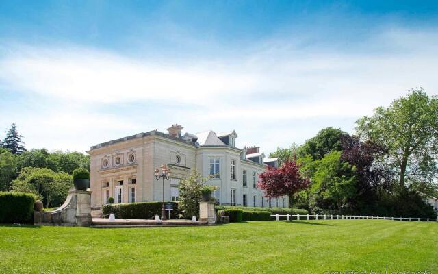 Отель Novotel Chateau de Maffliers вид на фасад