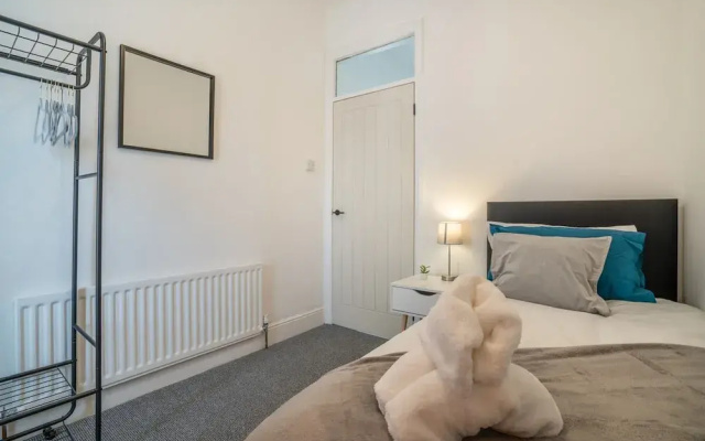 Cozy 3 Bed Apartment - Parking