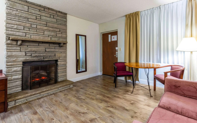 Econo Lodge Inn & Suites On The River