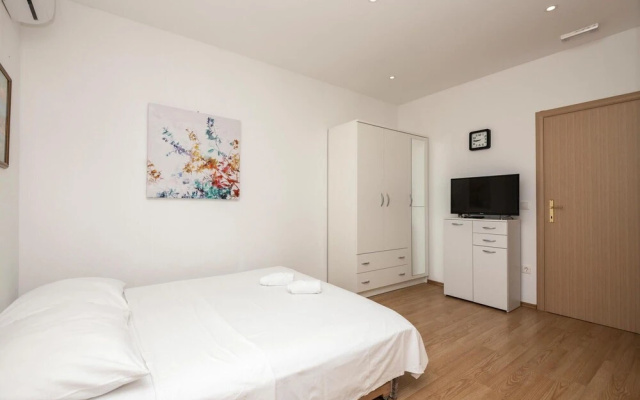 Awesome Apartment in Makarska With Wifi
