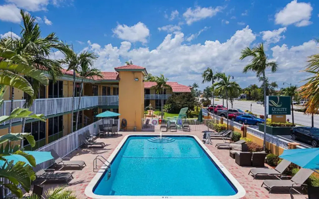 Econo Lodge Inn & Suites Hollywood Blvd