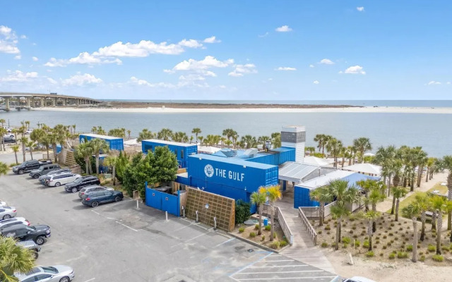 Phoenix On The Bay 1108
