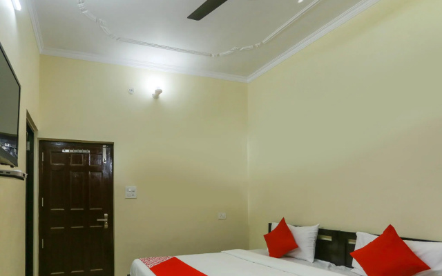 OYO Flagship 48731 Pradeep Hostel
