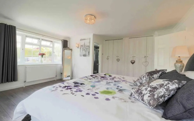 Inviting 7-bed House With sea Views in Hythe