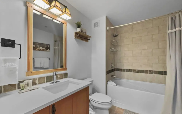 Inviting and Spacious Condo In The Heart of Center Village - PP416 by Redawning