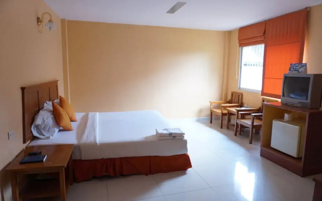 Sri Chumphon Hotel