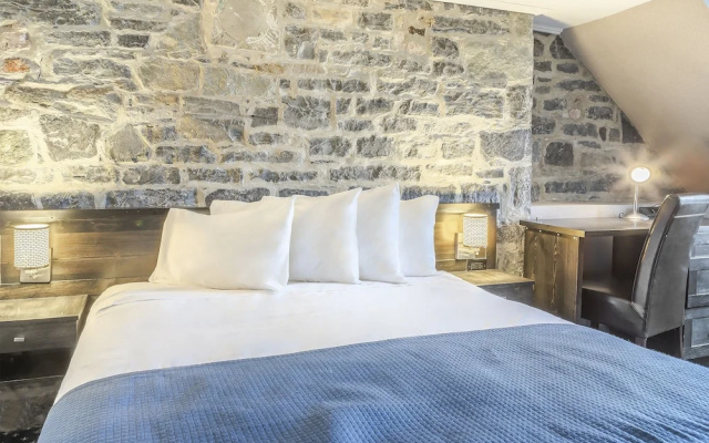 Hotel Louisbourg