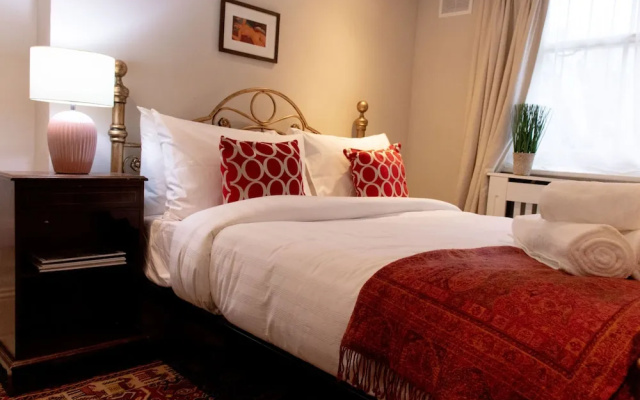 Trendy Two Bed Apartment With Private Garden