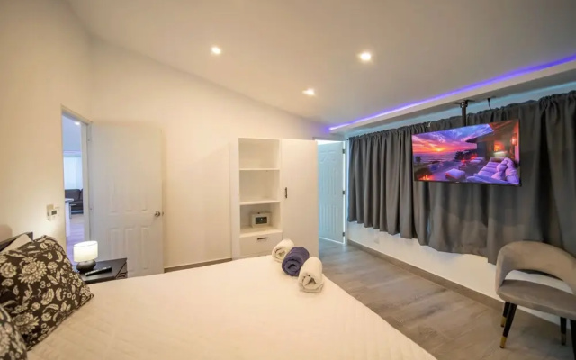 3BR Luxury Penthouse, 300m From Beach!