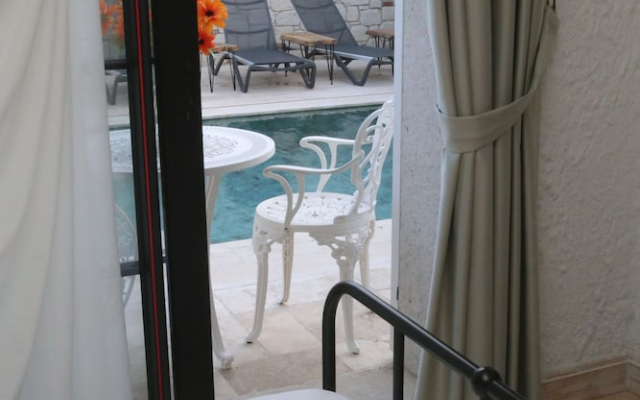 Thera Alaçatı Otel