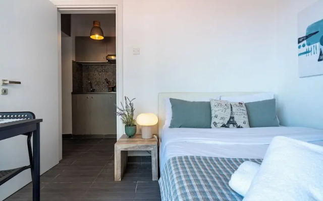 Burst - Chic Studio & Balcony in Larnaca