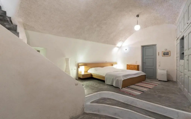 Andreas Cultural Cave House in Imerovigli, Santorini