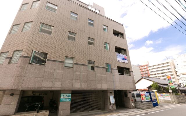 81's Inn Fukuoka - Hostel вид на фасад