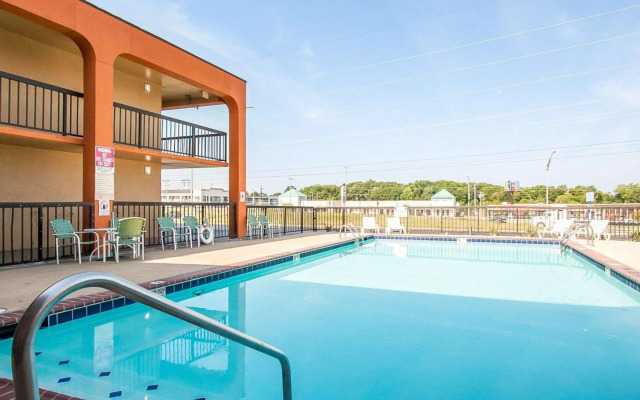 Econo Lodge Inn & Suites Jackson Northwest