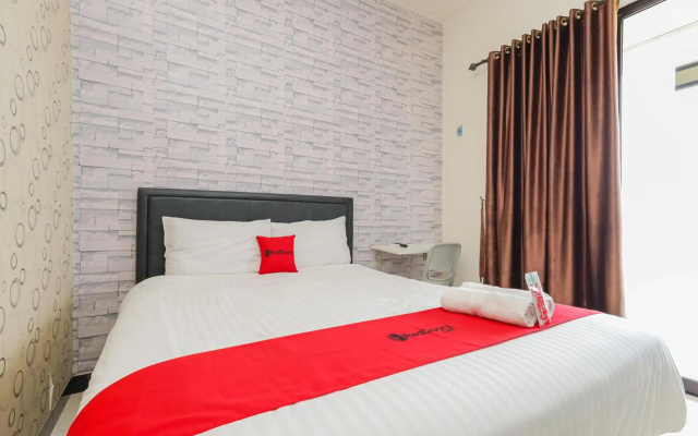 RedDoorz Syariah near Green Park Jatiwarna