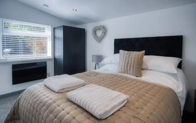 Cedars Lodge - Hot Tub - Penally - Tenby