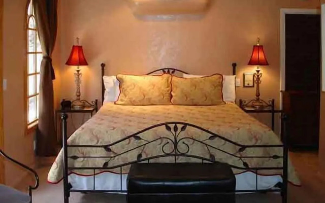 Coyote Inn - 21 and Over - A Town & Desert Boutique Hotel