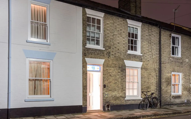 The Modern Classic - Contemporary & Elegant 3bdr Home