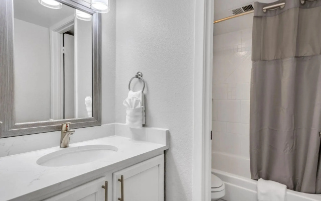 West University- 2BR- Parking- WiFi
