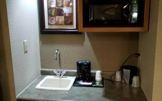 Apple Tree Inn and Suites