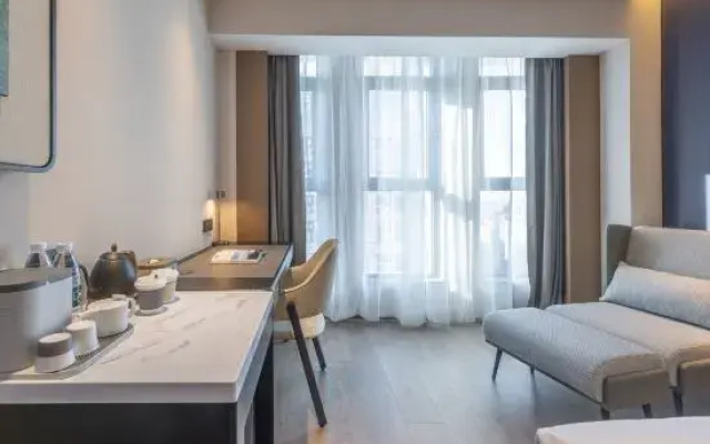 Atour Hotel Xinxiang East Station Pingyuan Road