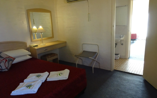 Black Dolphin Motel Apartments