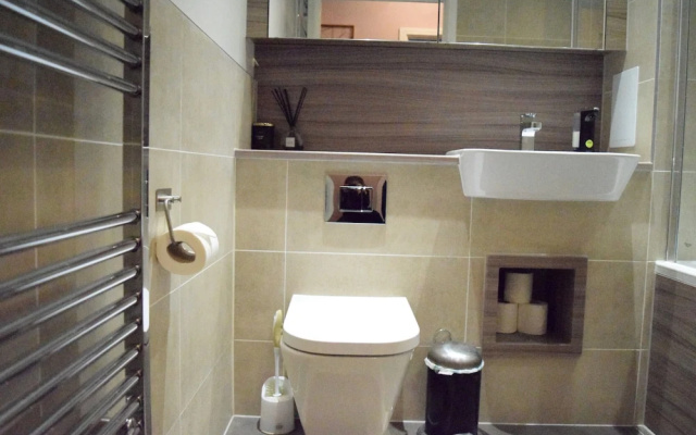 Modern 1 Bedroom Apartment With Balcony